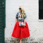 Красная пышная юбка с серым свитшотом – фото новинки сезона