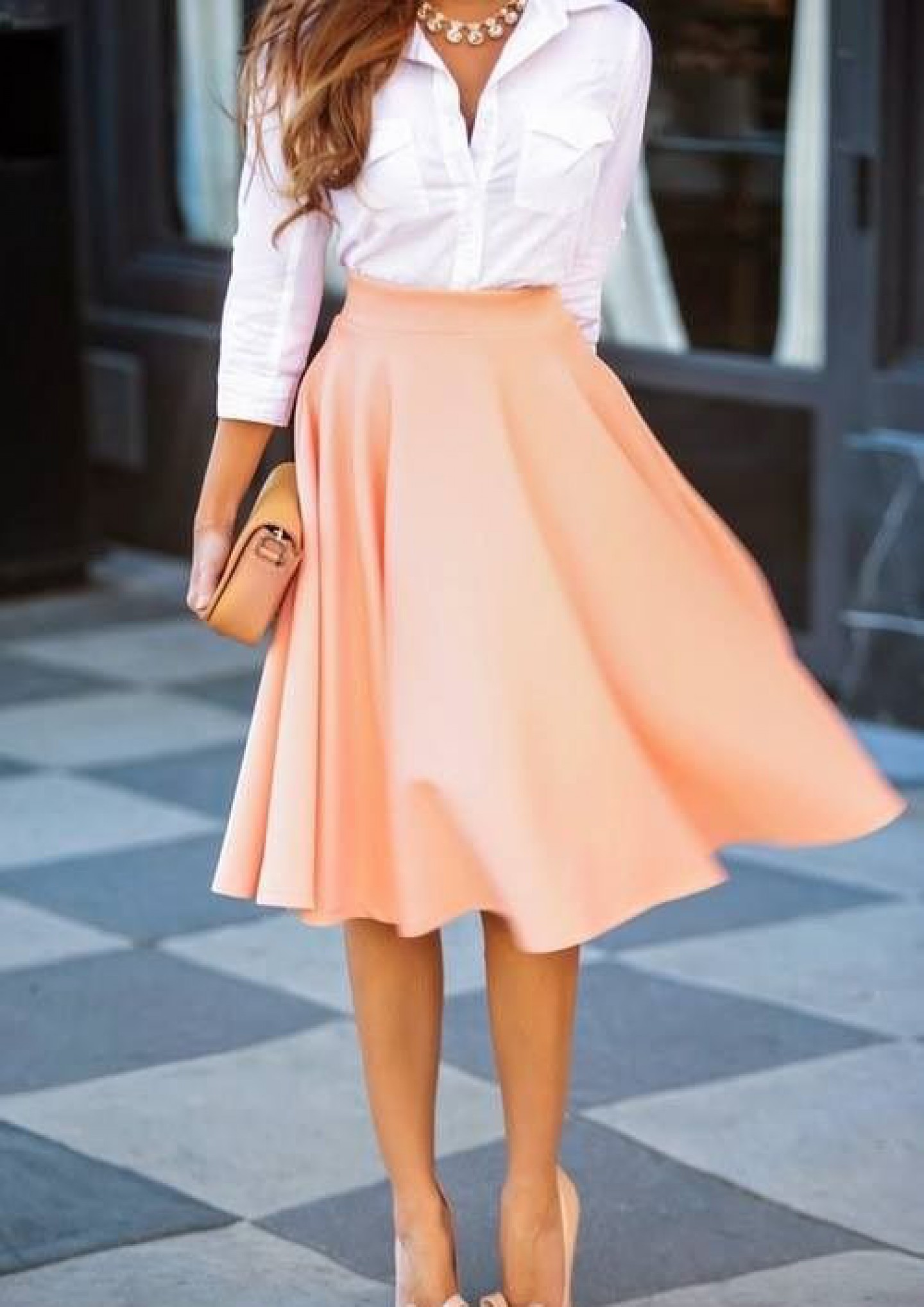 Нежно-розовая пышная юбка с белой рубашкой – фото новинки сезона