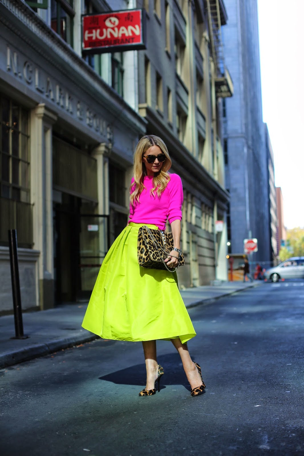 Образ с неоновыми цветами – салатовая пышная юбка с ярко-розовой кофтой