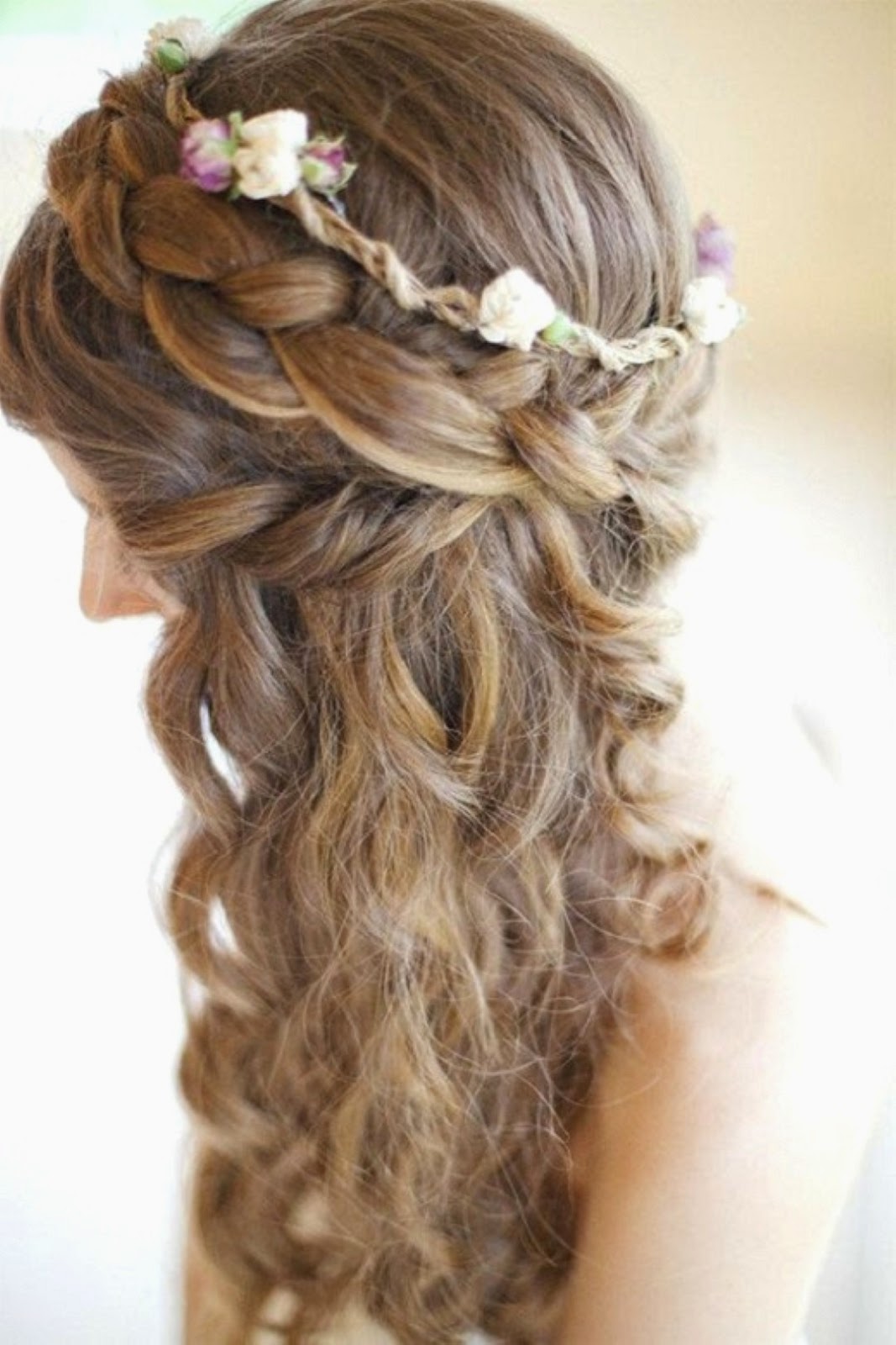 Греческая прическа на длинные волосы с цветами