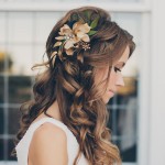 Самая женственная причёска на длинные волосы–  распущенные волосы.