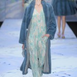 Голубая длинная модная шуба осени и зимы 2015-2016 фото Alena Akhmadullina
