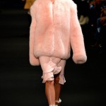 Нежно-розовая модная короткая шуба осень 2015 — зима 2016 фото Altuzarra