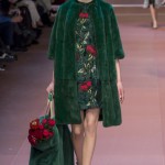 Модная зеленая шуба зима 2016 с меховой сумкой и меховым платьем от Dolce & Gabbana
