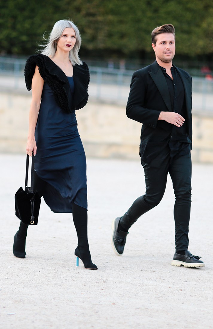 Черное платье футляр - модная модель фото