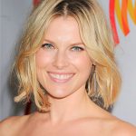 Градуированное удлиненное каре с ассиметричной челкой  для круглого типа лица.