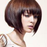 Градуированное каре с челкой для овального лица.