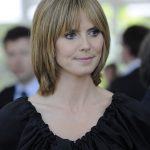 Градуированное каре с ассиметричной челкой для удлиненного лица.