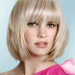 Градуированное каре с челкой для овального лица.