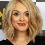 Градуированное удлиненное каре без челки.