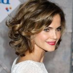 Коротка объемная стрижка — стрижка каре.