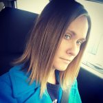 Прическа на волосы средней длины — прямое удлинённое  каре.