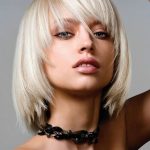 Градуированная стрижка на короткие волосы.