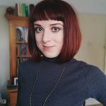 Стрижка боб с тупым срезом на уровне подбородка с прямой французской чёлкой.
