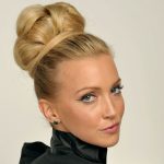 На фото: ракушка на длинных волосах.