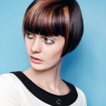 На фото: короткое каре на ножке.