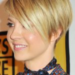 На фото: стрижка короткий боб.