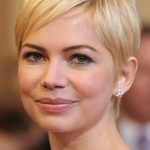 На фото: стрижка короткий боб.