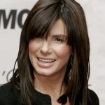 На фото: стрижка каре  на средние волосы.