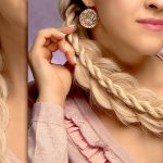 На фото: модное плетение косы со средними волосами -оригинальная коса на средние волосы.