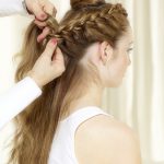 На фото: модное плетение косы со средними волосами — французская коса.