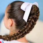 На фото: модное плетение косы со средними волосами — французская коса наоборот.