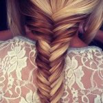 На фото: модное плетение косы со средними волосами — французская коса наоборот.