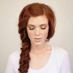 На фото: модное плетение косы со средними волосами — классический рыбий хвост.