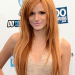 На фото: стрижка лесенка с длинными волосами с косой челкой  —   тренд сезона.