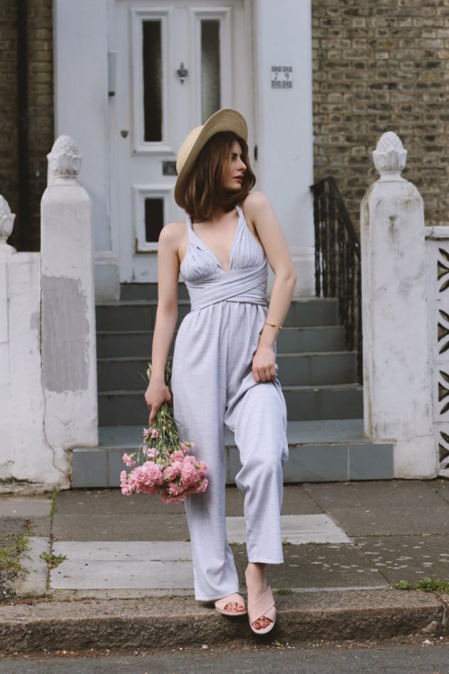 На фото: новый летний лук со шляпкой - самый популярный головной убор в этом сезоне.