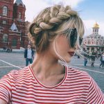 На фото: прическа с косами вокруг головы.