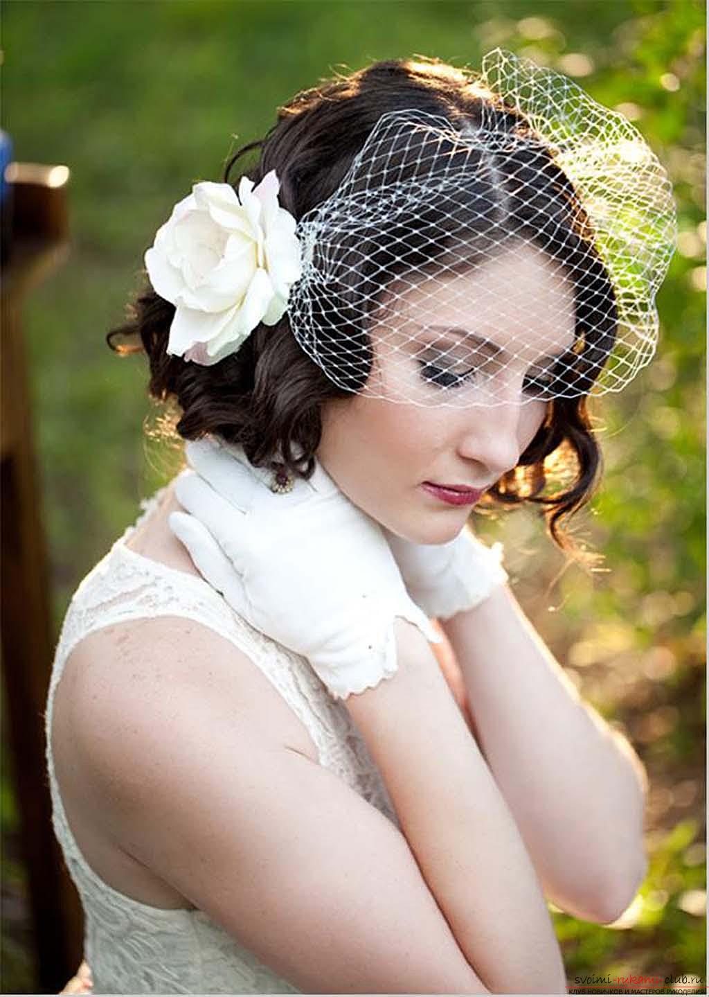 свадебная прическа с короткими волосами с цветком в волосах.
