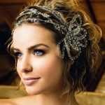 На фото:  свадебная прическа с короткими волосами с диадемой.