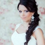 На фото: свадебные прически на длинные волосы: небрежно заплетенные в косы