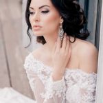 На фото: свадебные прически на длинные волосы: локоны волос собраны в пучок.