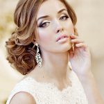 На фото: свадебные прически на длинные волосы: локоны волос собраны в пучок.