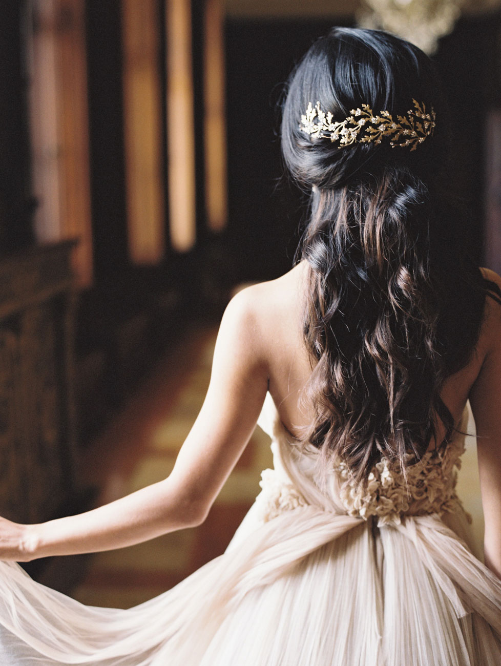 свадебные прически на длинные волосы: распущенные локоны волос.