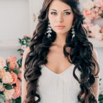 На фото: свадебные прически на длинные волосы: распущенные локоны волос.