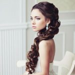 На фото: свадебные прически на длинные волосы: небрежно заплетенные в косы