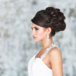 На фото: оригинальная свадебные прически с волосами средней длины.