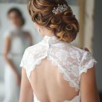 На фото: оригинальная свадебная прическа с волосами средней длины.