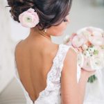 На фото: оригинальная свадебные прически с волосами средней длины.
