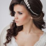 На фото: свадебная прическа с крпными локонами и украшениями  в виде ободка