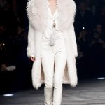 На фото: белая шуба и белые брюки из коллекции Roberto-Cavalli.