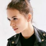На фото: высокая причёска с использование резинки.
