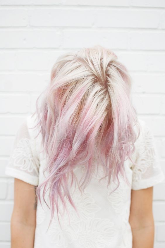 Пастельно розовый оттенок волос