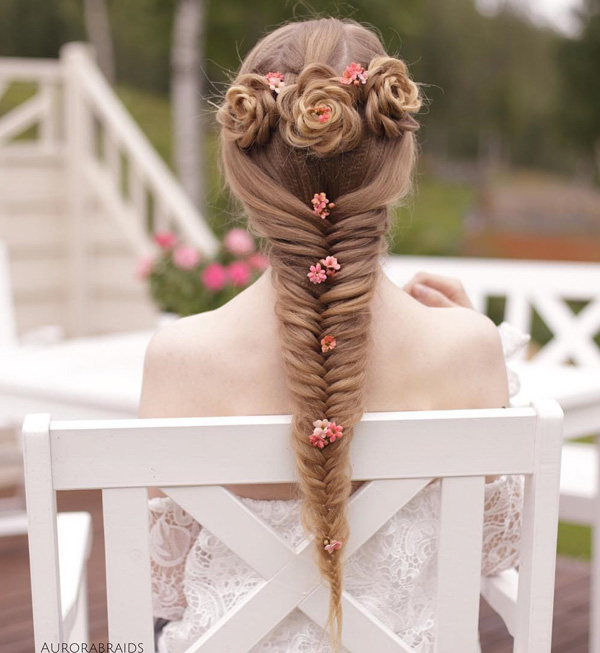 Роскошная прическа на длинных волосах с косой и цветами