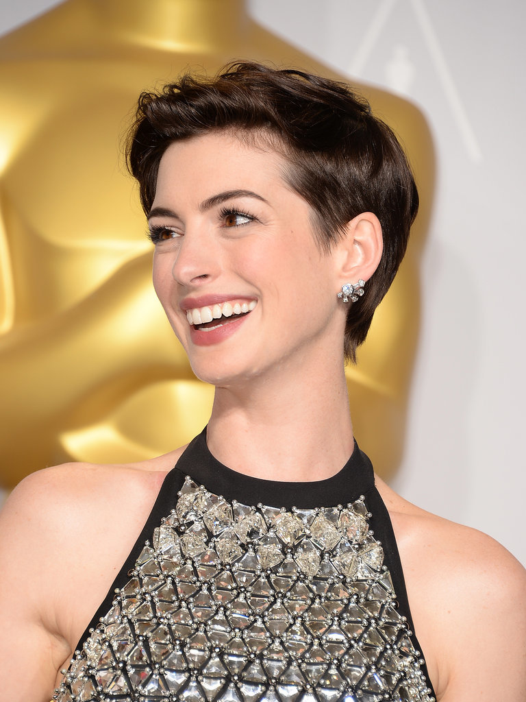 Anne-Hathaway-pixie-haircuts-2017-summer.