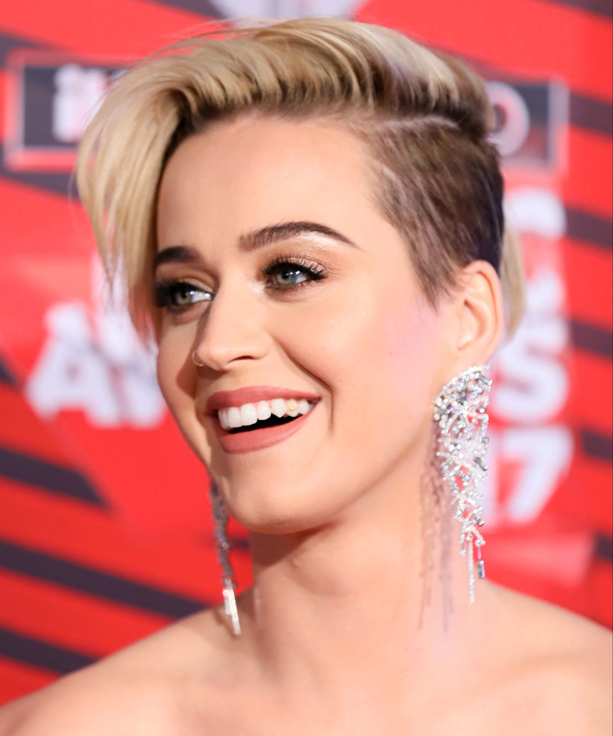 Katy-Perry-new-blonde-pixie-haircuts-2017.