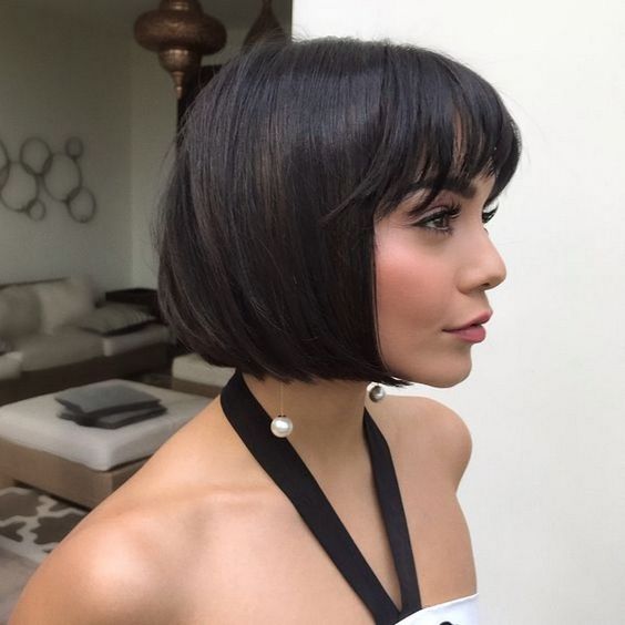 Красивая короткая стрижка на темные волосы - Модное каре 2020 с челкой - фото тенденции 